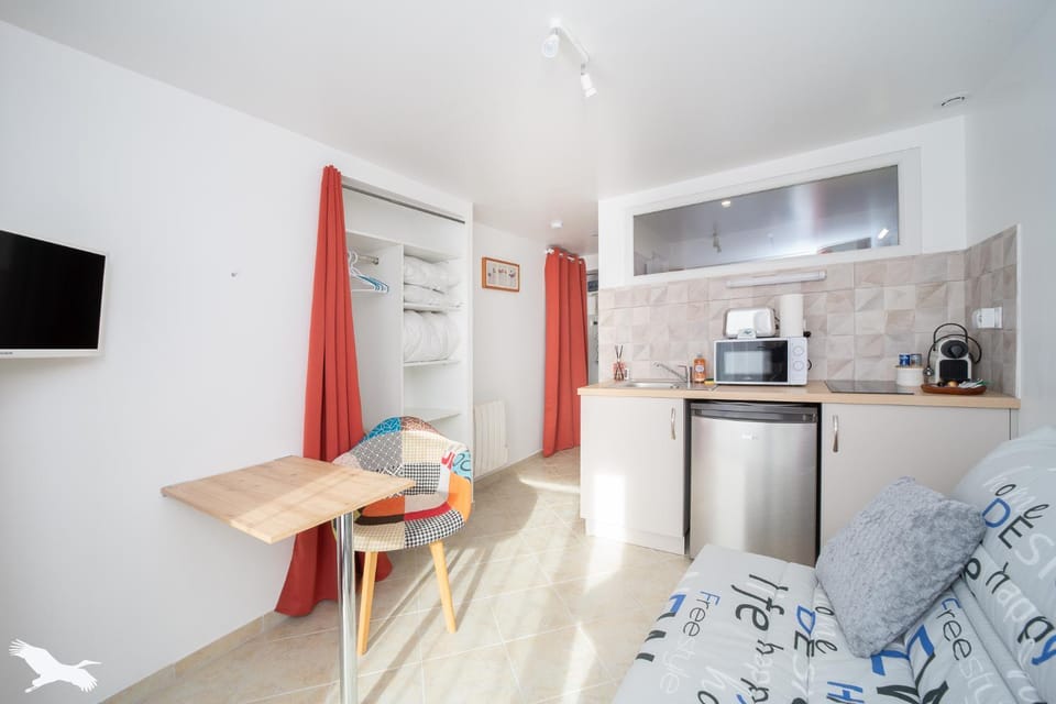 Coffee/tea facilities, Kitchen or kitchenette, Dining area, microwave, stove