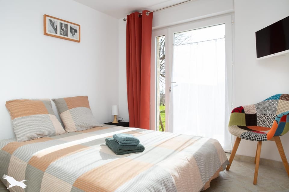 Bed, TV and multimedia, Photo of the whole room, Bedroom