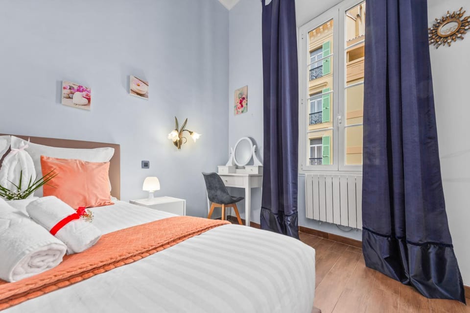 Photo of the whole room, Bedroom
