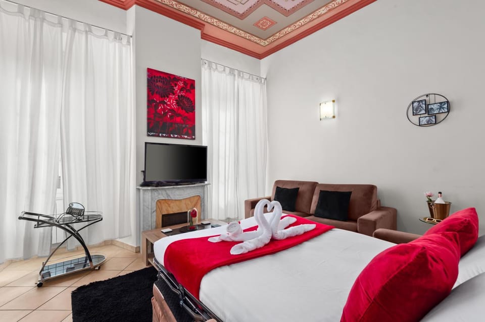 Communal lounge/ TV room, Bed, Living room