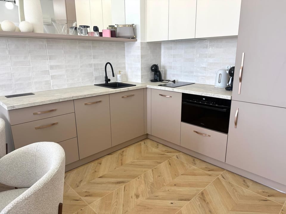Coffee/tea facilities, Kitchen or kitchenette, dishwasher, stove, toaster