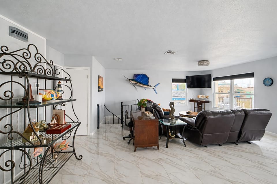 The Second Street Coastal Retreat - Water View House in Rockport
