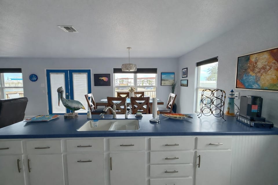 The Second Street Coastal Retreat - Water View House in Rockport