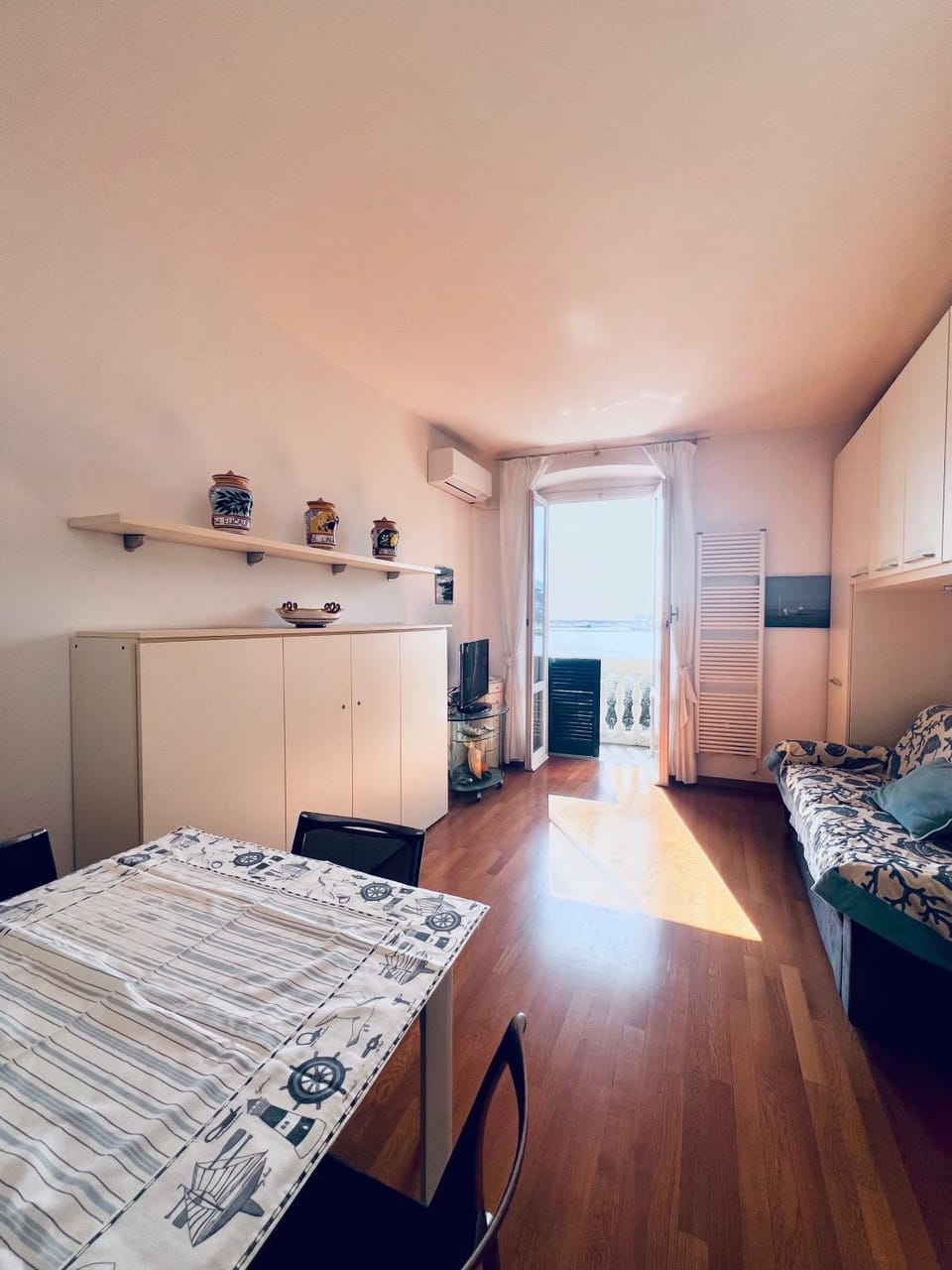 Living room, Photo of the whole room