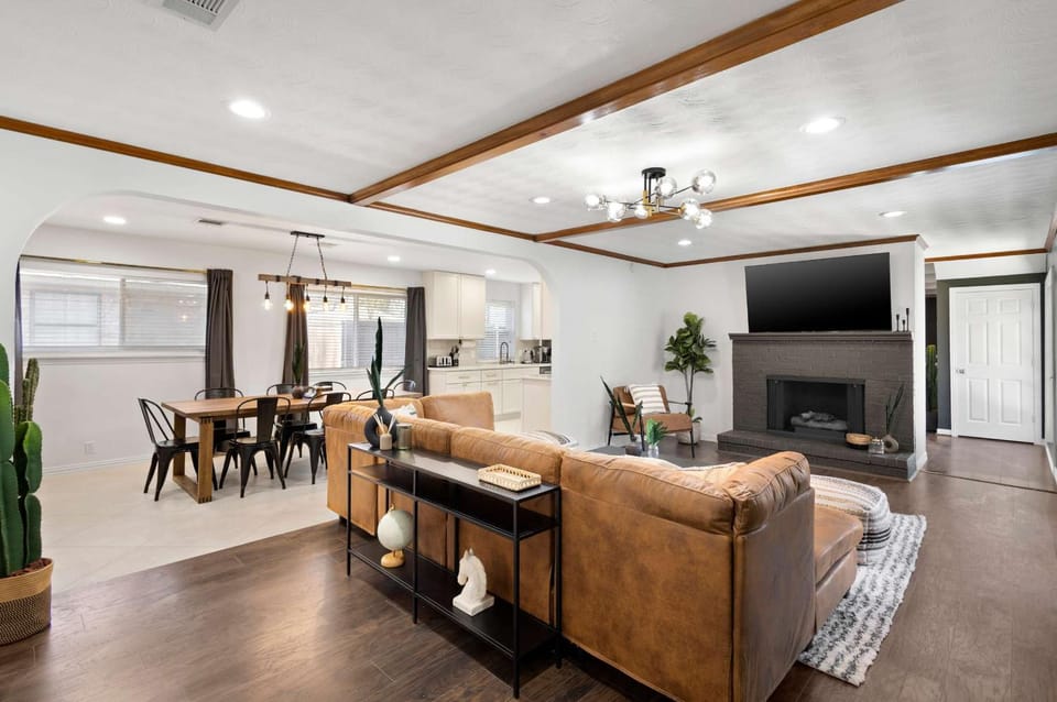 6BD Modern Rustic Retreat - Yard Pool & BBQ House in Richardson