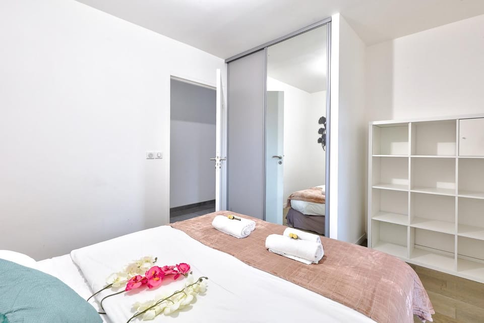 Escapade moderne a deux pas de la Villette Apartment in Paris