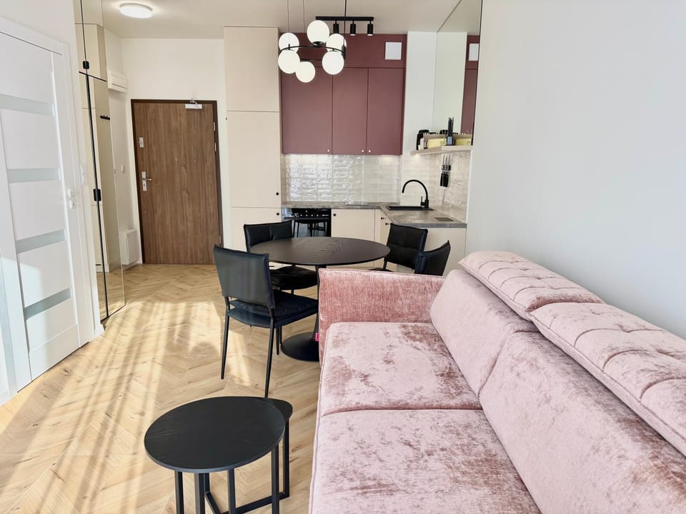 Kitchen or kitchenette, Living room, Seating area, Dining area