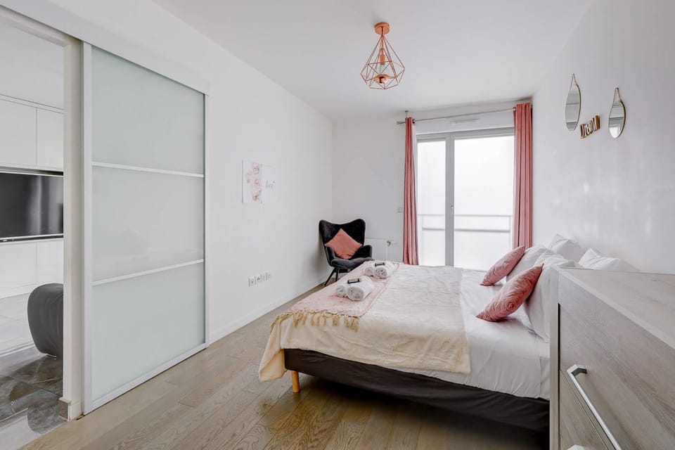 Havre lumineux face aux Buttes-Chaumont Apartment in Paris