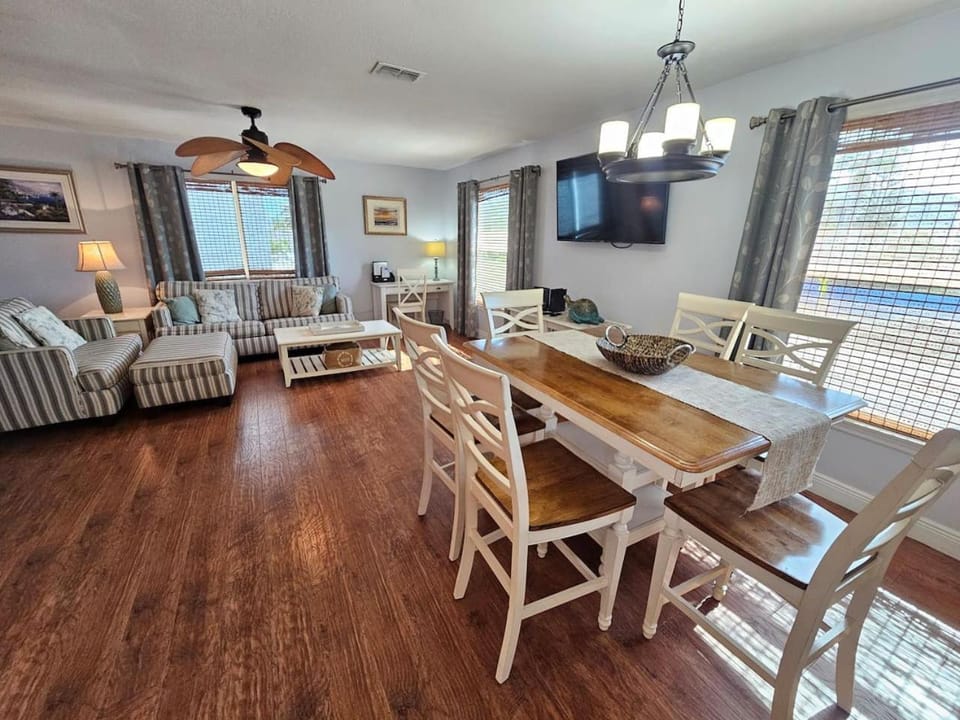 TV and multimedia, Living room, Dining area