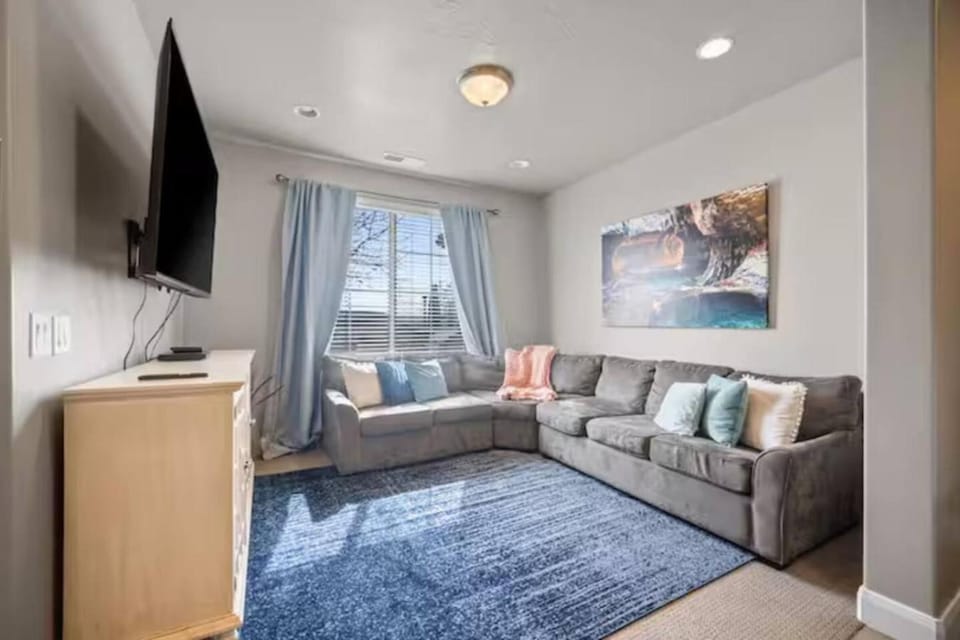 Mountain View Townhome with Emeral Pools and Hot Tub House in Washington