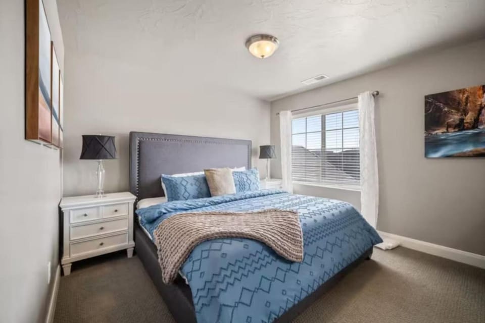Mountain View Townhome with Emeral Pools and Hot Tub House in Washington
