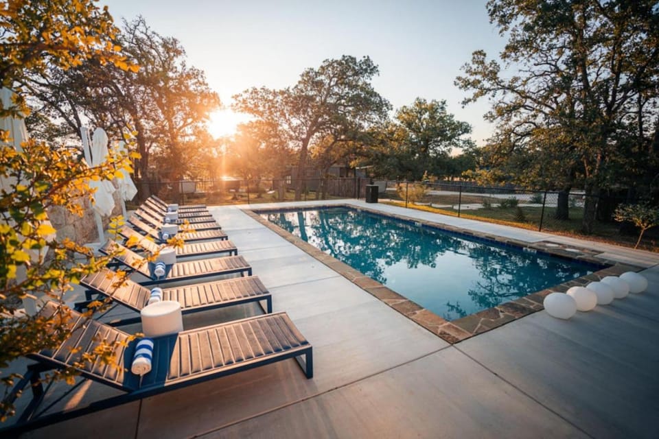 ParcBlu Unit 4 Modern Container Home, Pool, Hot Tub Apartment in Fredericksburg