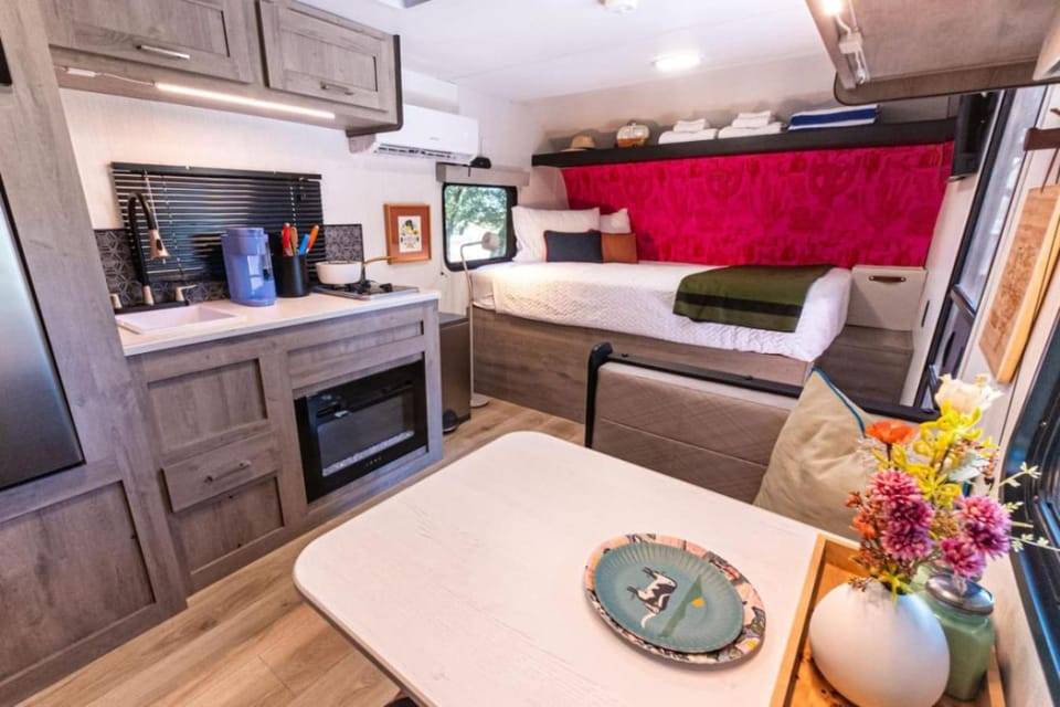 ParcBlu UNIT 15 LIVIN THE DREAM RV Camper, Cutie Tinny for 2! House in Fredericksburg