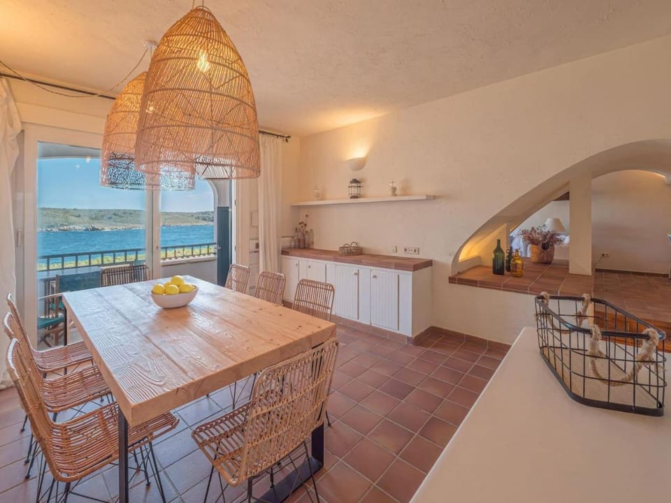 View (from property/room), Kitchen or kitchenette, Dining area, Sea view