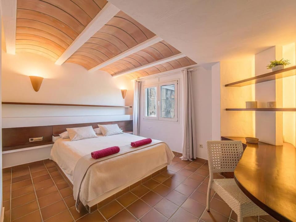 Bed, Photo of the whole room, Bedroom, internet, towels