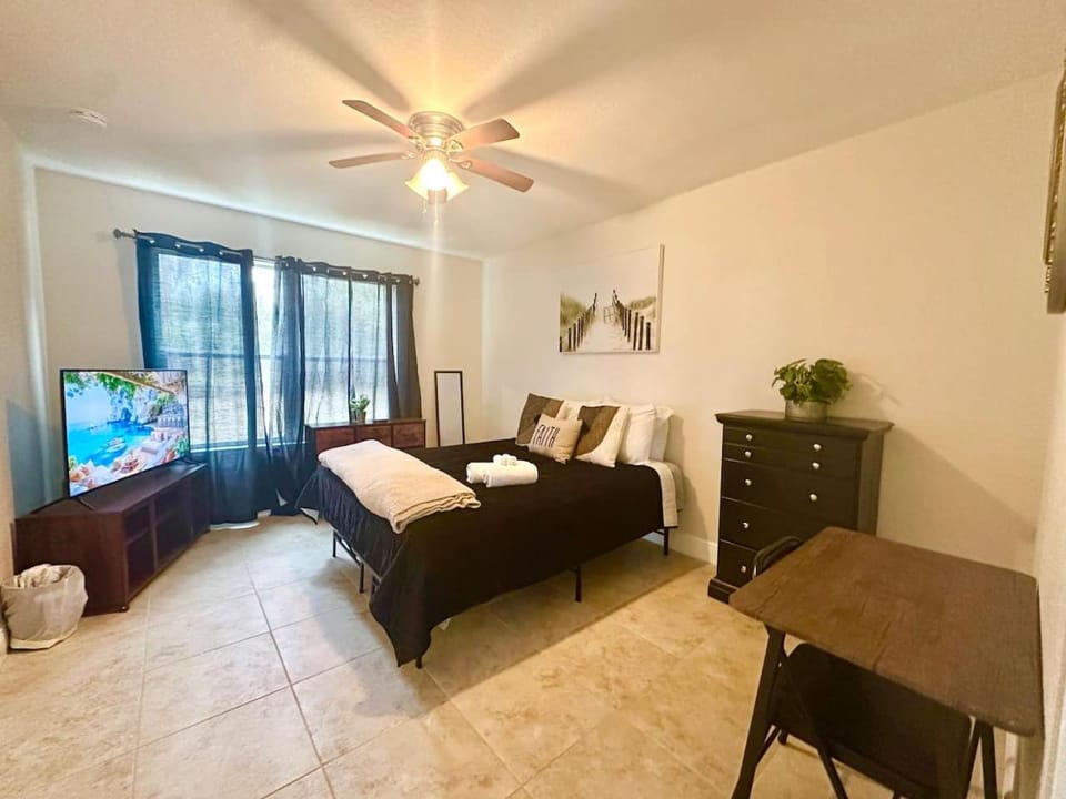 Bed, TV and multimedia, Bedroom