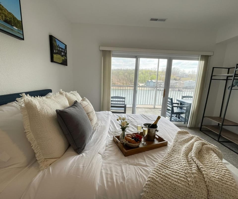 Bed, View (from property/room), Photo of the whole room, Bedroom, Lake view