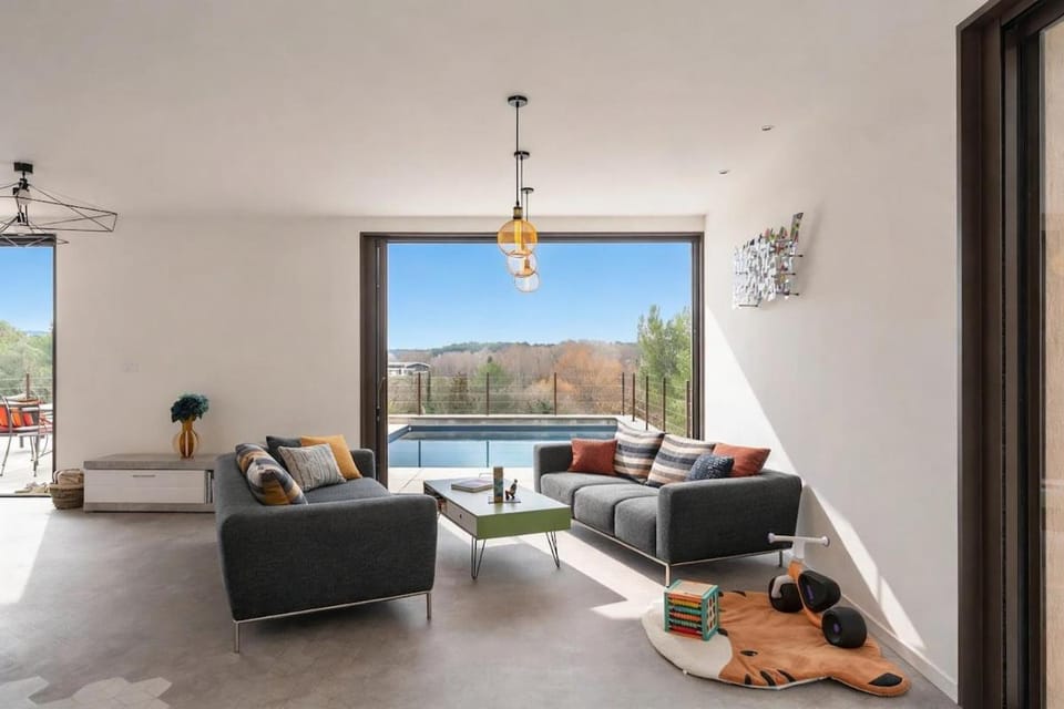 Patio, View (from property/room), Balcony/Terrace, Living room, Seating area, Pool view