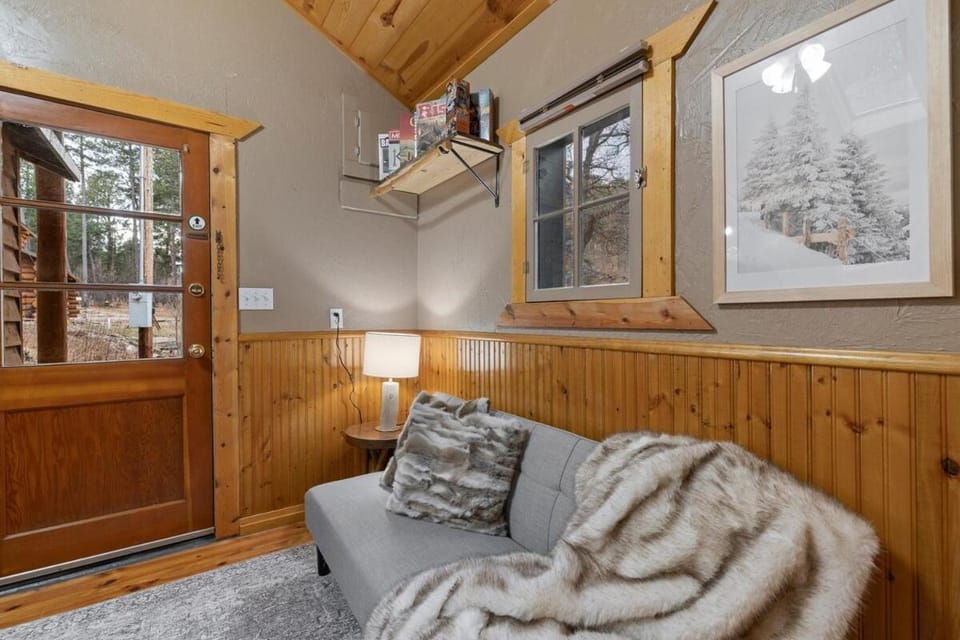 Living room, Seating area, air conditioner