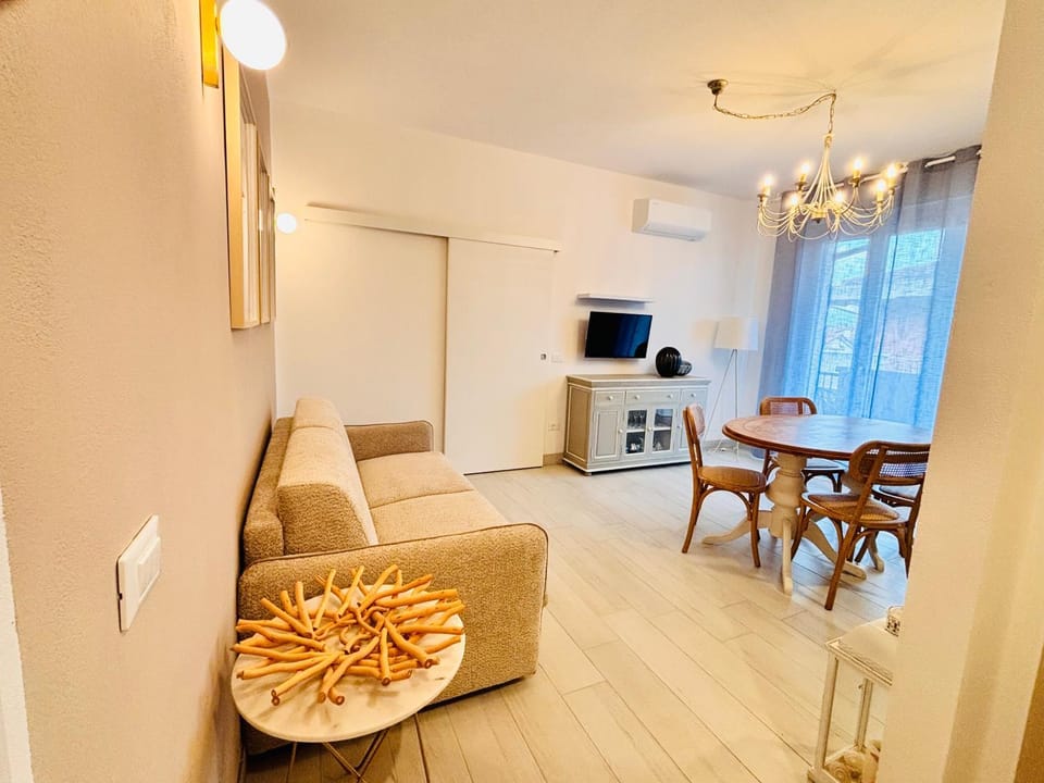 TV and multimedia, Kitchen or kitchenette, Living room, Seating area, Dining area, air conditioner
