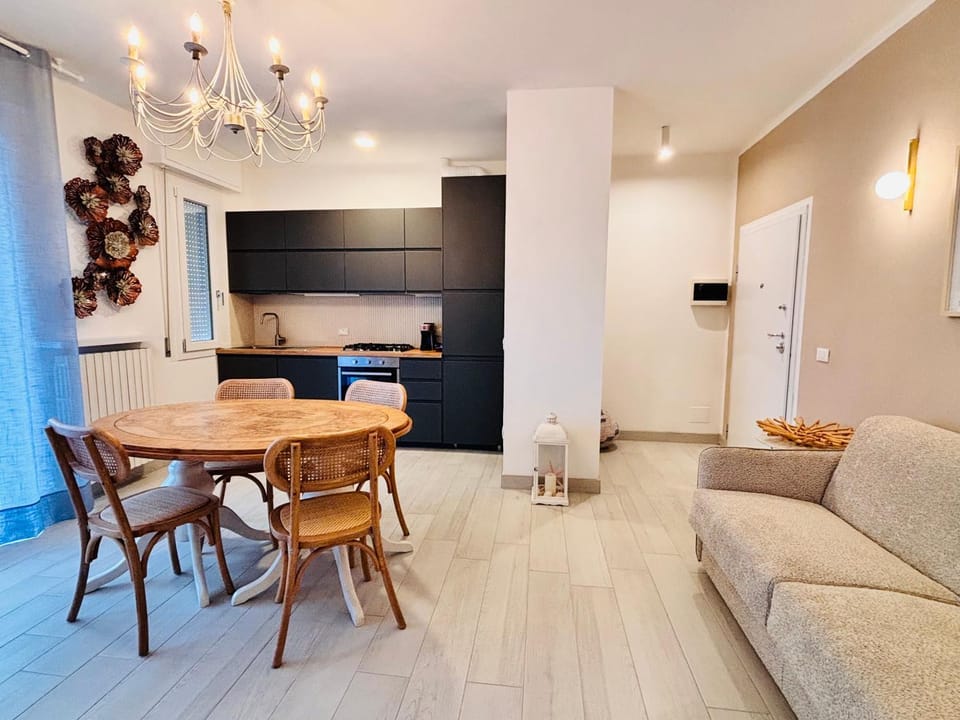 Kitchen or kitchenette, Seating area, Dining area