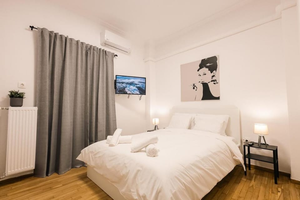 Bed, TV and multimedia, Photo of the whole room, Bedroom, towels, air conditioner