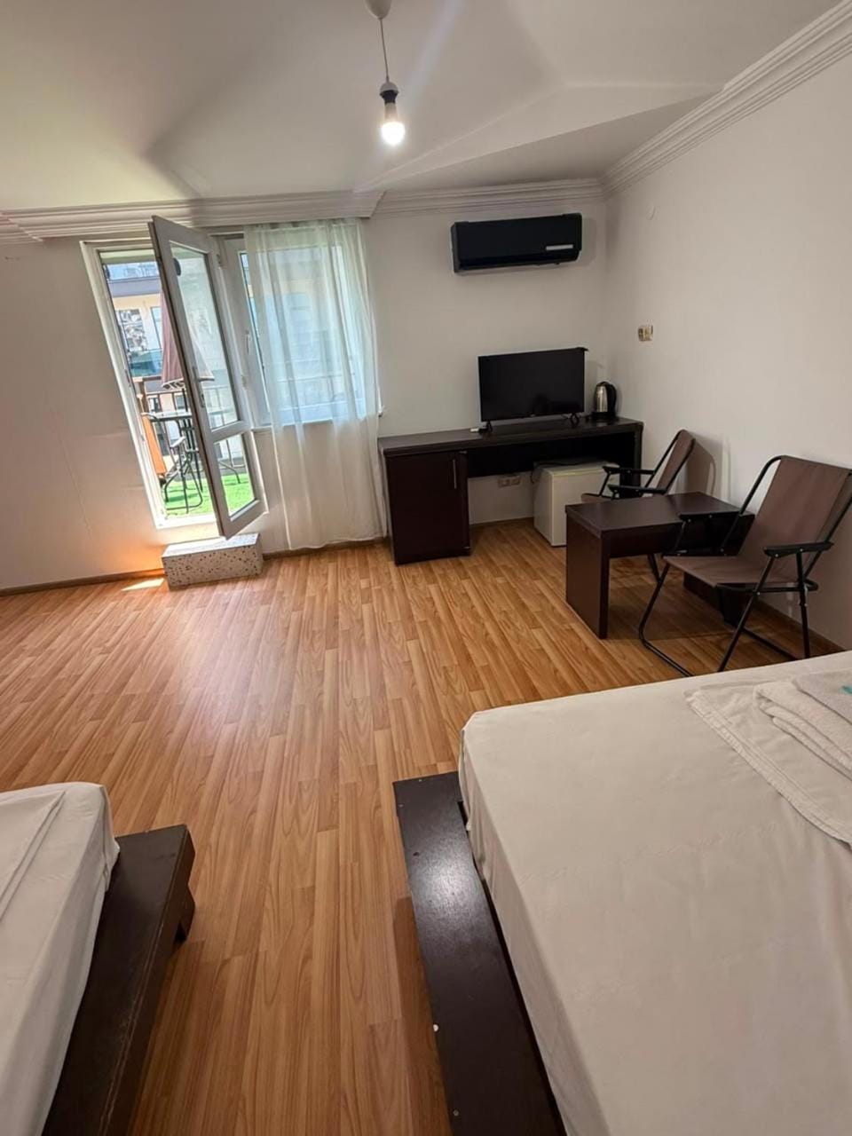 Bed, TV and multimedia, Living room, Photo of the whole room, Seating area, Bedroom, air conditioner