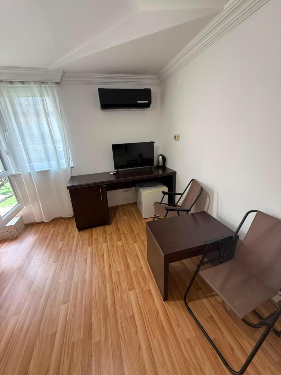 TV and multimedia, Seating area, air conditioner