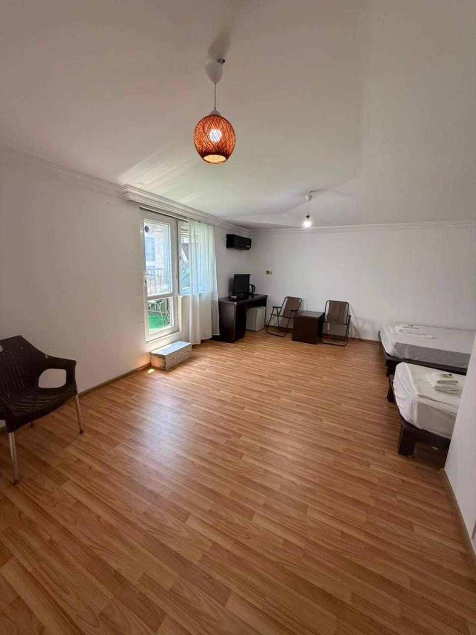 Bed, TV and multimedia, Living room, Photo of the whole room, Seating area, Bedroom