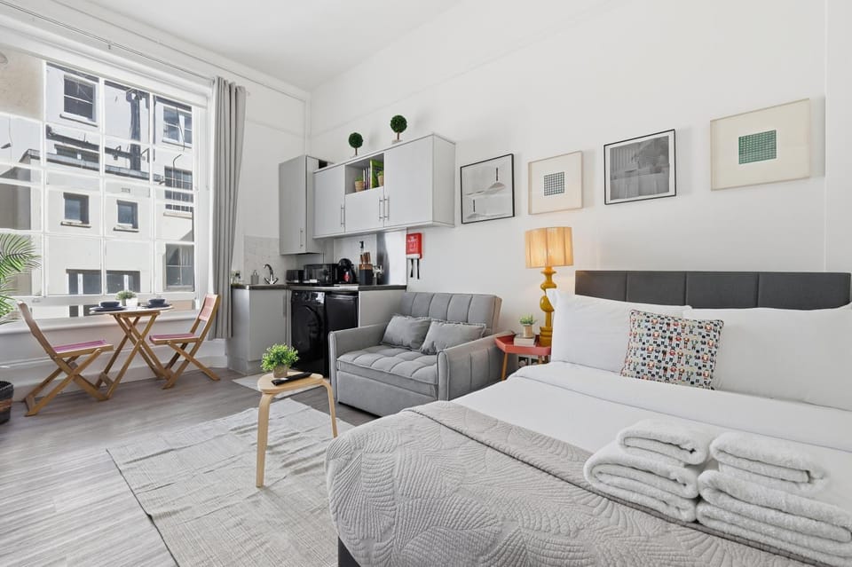 Bed, TV and multimedia, Kitchen or kitchenette, Living room, Photo of the whole room, Seating area, Dining area, Bedroom, minibar