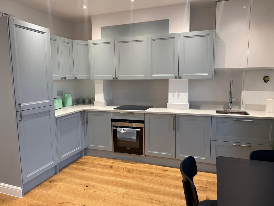 Kitchen or kitchenette, pet friendly, stove, washing machine