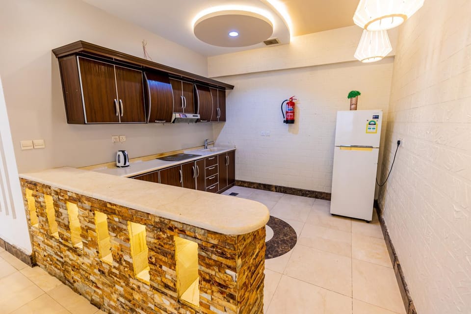Kitchen or kitchenette, minibar, oven