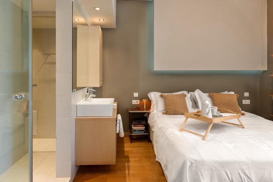 Bed, Bathroom, Photo of the whole room, Bedroom