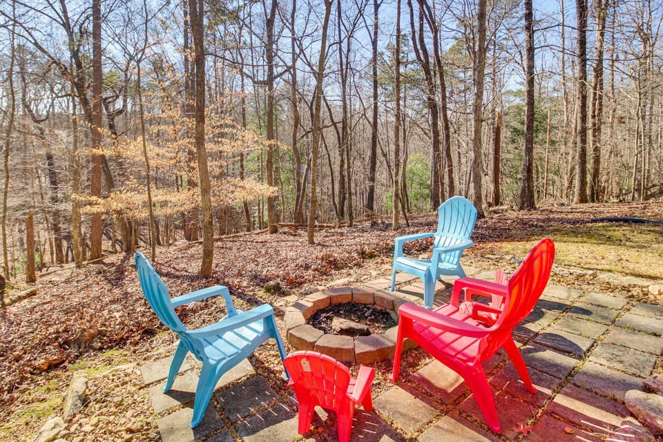 2 Mi to Dtwn Ellijay! Outdoorsy Escape w/ Hot Tub House in Georgia