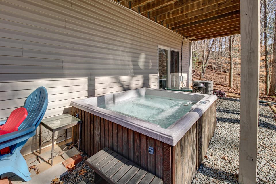 2 Mi to Dtwn Ellijay! Outdoorsy Escape w/ Hot Tub House in Georgia