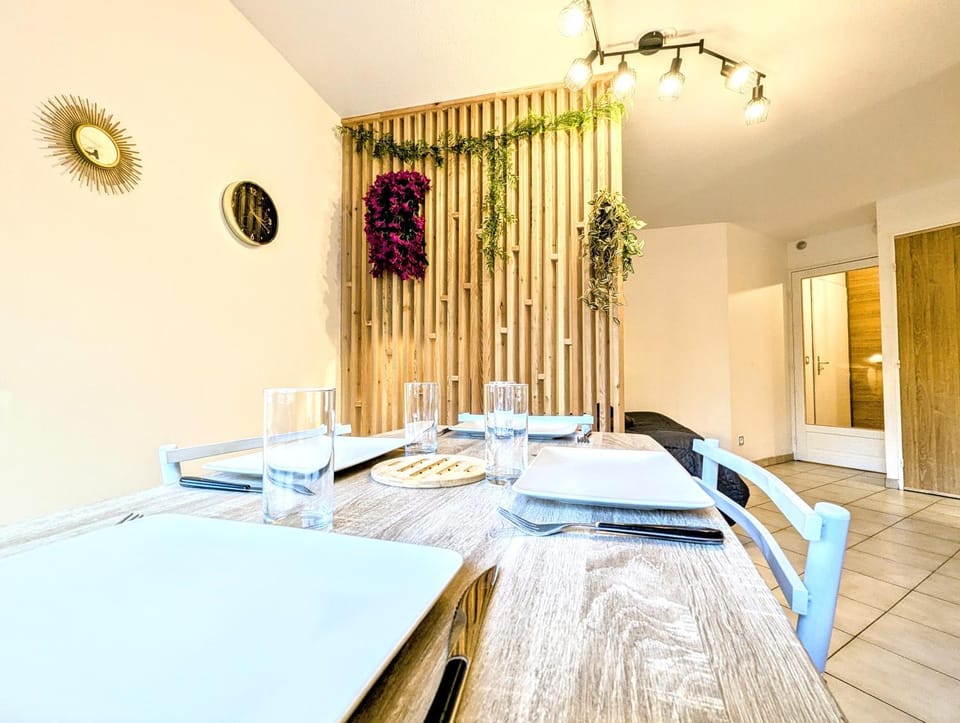 Seating area, Dining area