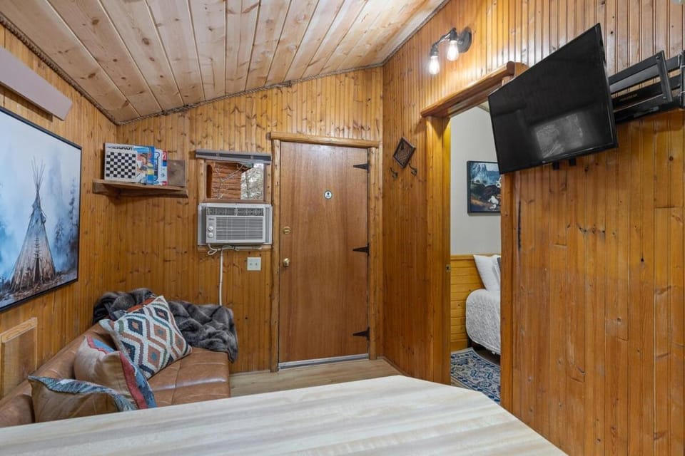 TV and multimedia, Living room, Seating area, air conditioner