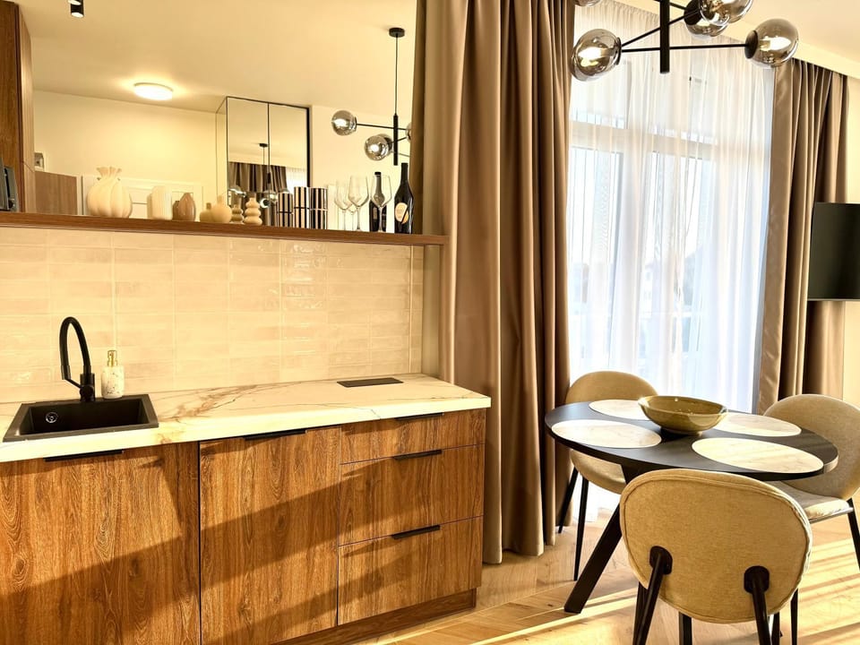 Kitchen or kitchenette, Dining area