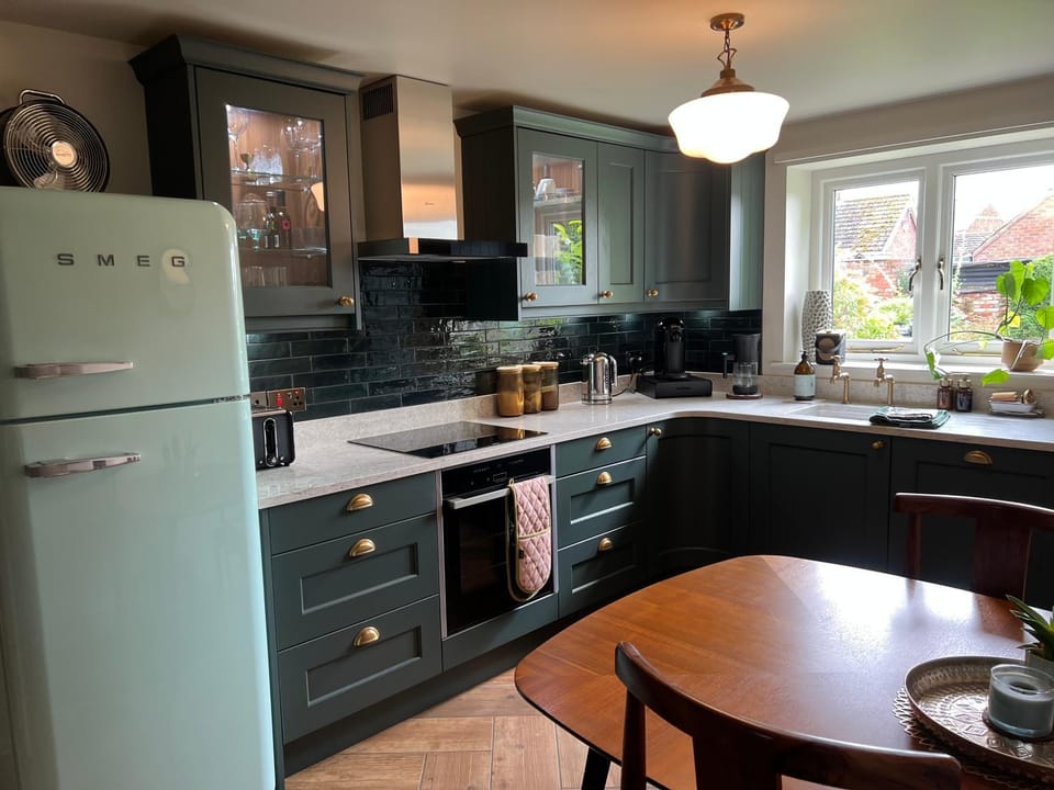 Coffee/tea facilities, Seating area, dishwasher, microwave, kitchen