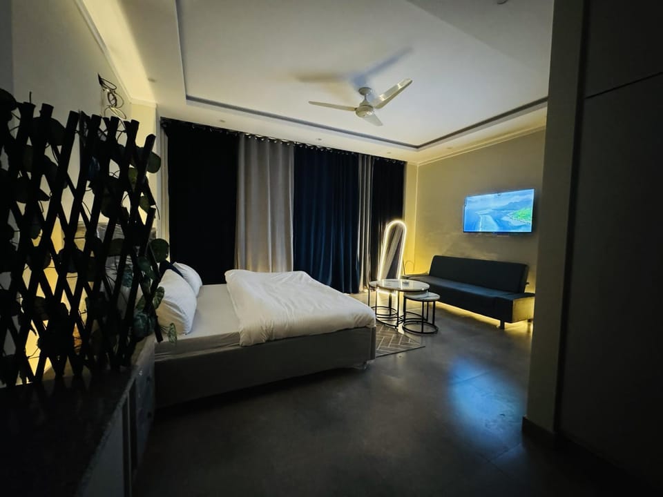 Bed, TV and multimedia, Living room, Photo of the whole room, Seating area, Bedroom