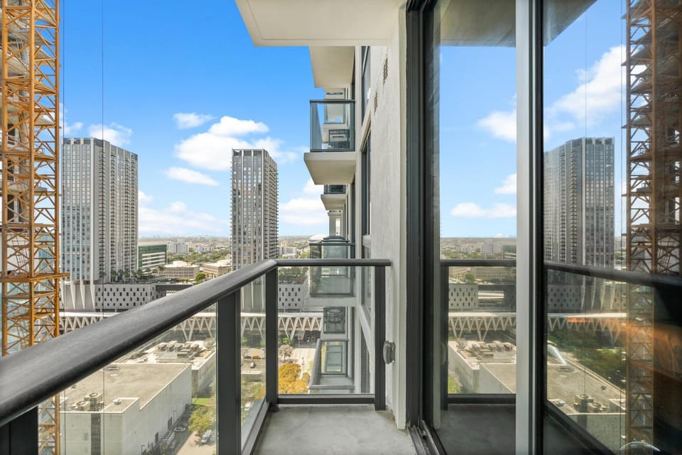 View (from property/room), Balcony/Terrace, City view