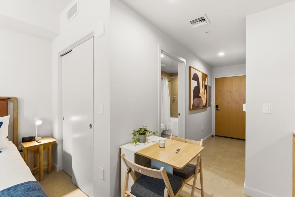 Bed, Seating area, Dining area