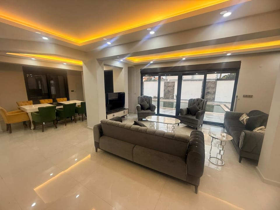 TV and multimedia, Living room, Seating area, Dining area