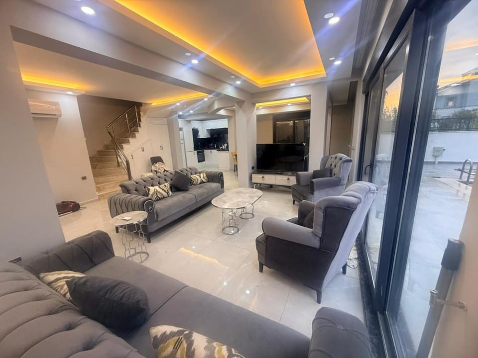 Communal lounge/ TV room, TV and multimedia, Living room, Seating area, air conditioner