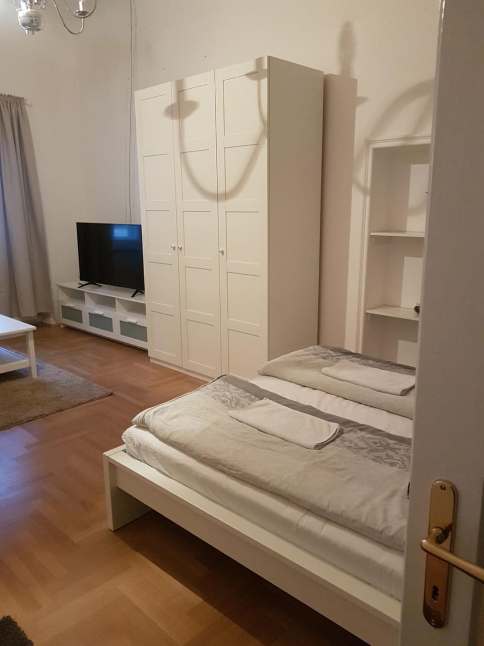 Communal lounge/ TV room, Bed, TV and multimedia