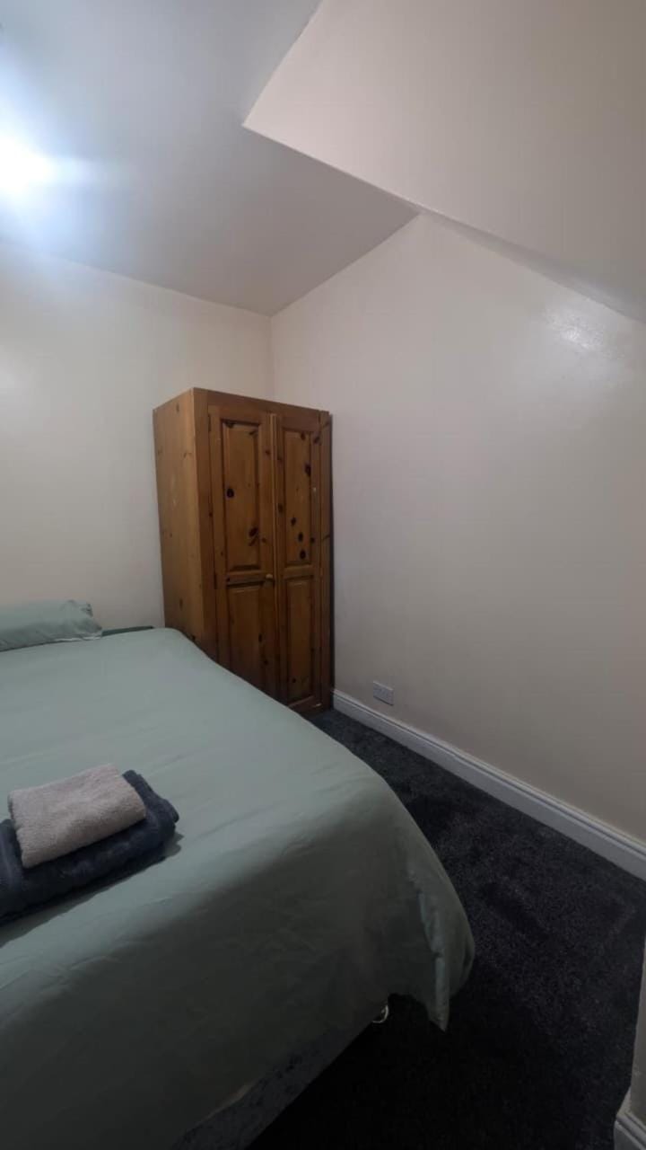 Cosy Private Room near Nottingham Train Station & City Center Free On-Street Parking Vacation rental in Nottingham