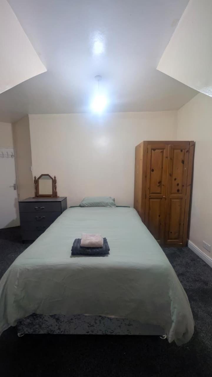 Cosy Private Room near Nottingham Train Station & City Center Free On-Street Parking Vacation rental in Nottingham