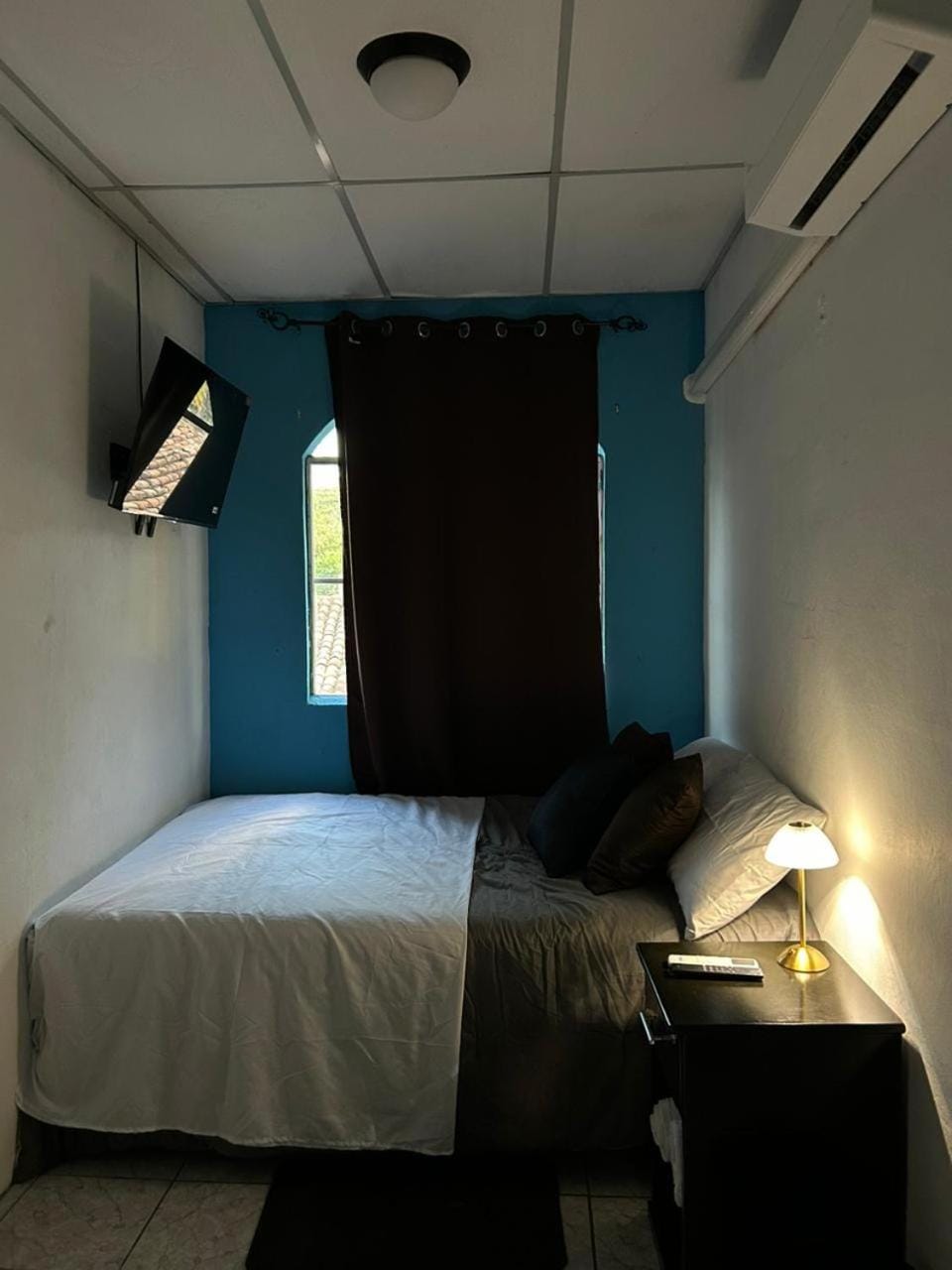 Bed, TV and multimedia, Photo of the whole room, Bedroom, air conditioner
