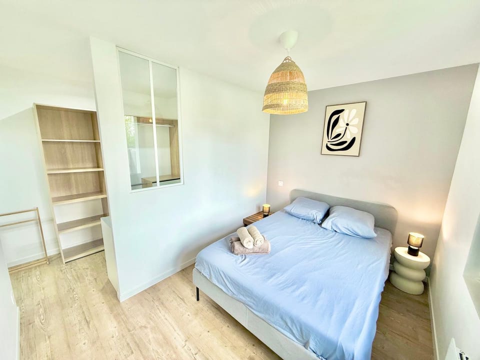 Photo of the whole room, Bedroom