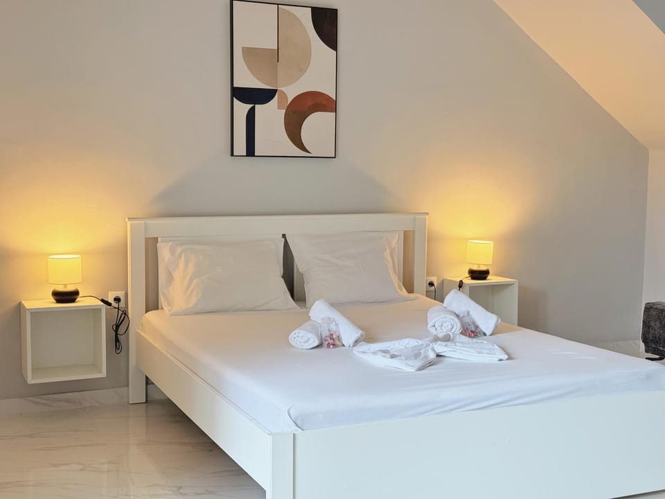 Bed, Photo of the whole room, Bedroom